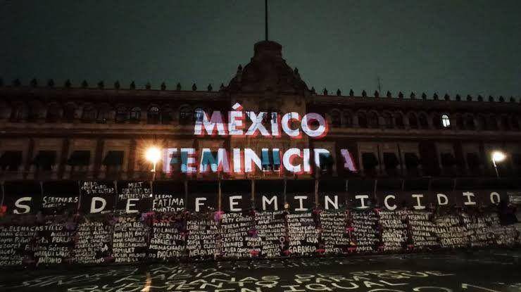 Demonstrasi kelompok feminis di Zocalo, Kota Meksiko. (twitter.com/KarlisGama)