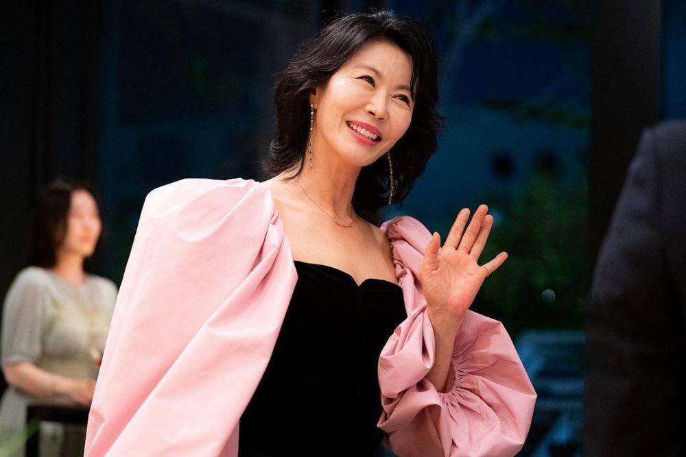 Jin Hee Kyung (instagram.com/cjes.tagram)