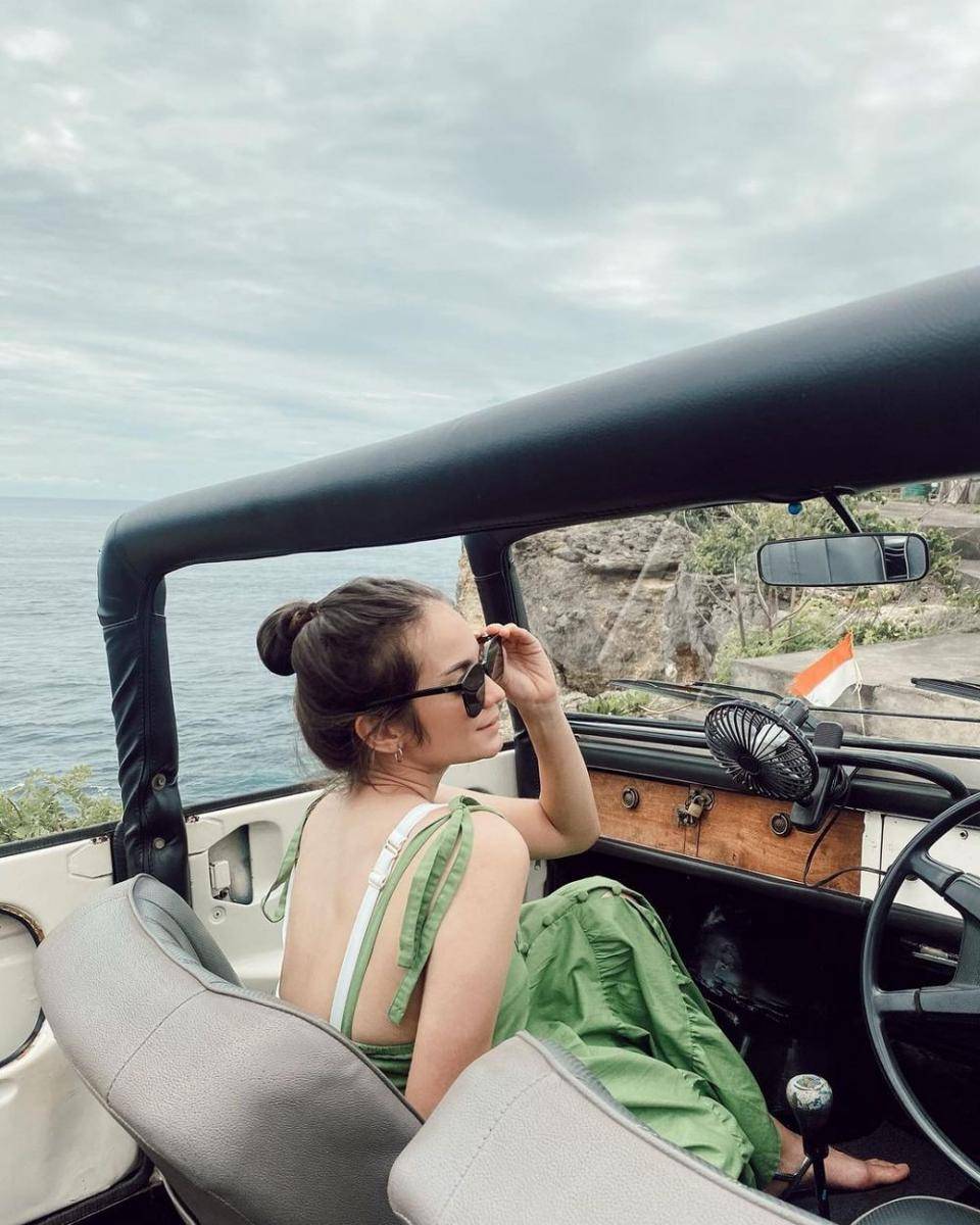 Momen Enzy Storia liburan di pantai (Instagram.com/enzystoria)