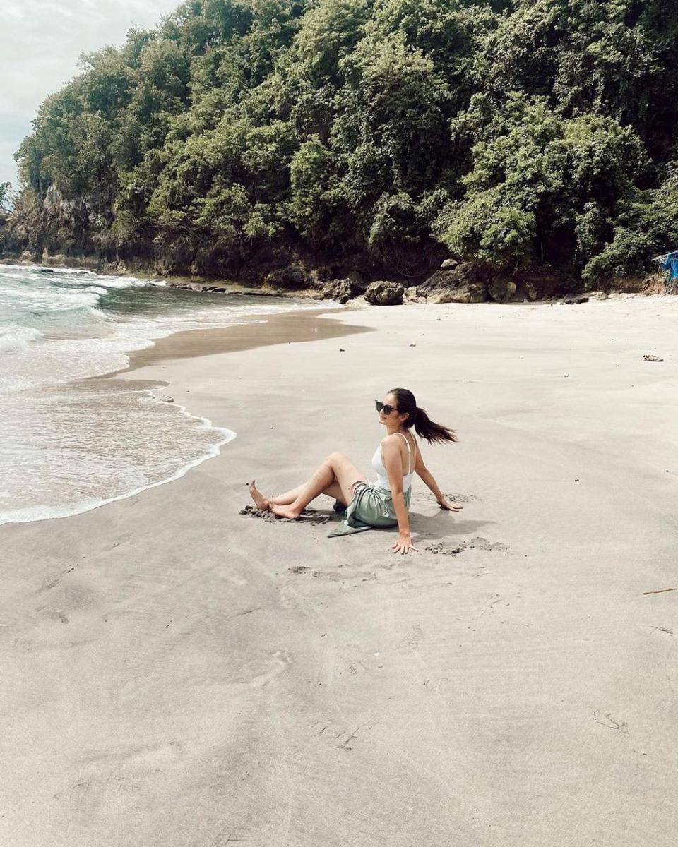Momen Enzy Storia liburan di pantai (Instagram.com/enzystoria)