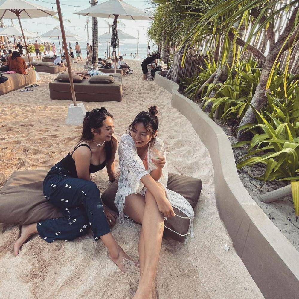 Momen Enzy Storia liburan di pantai (Instagram.com/enzystoria)