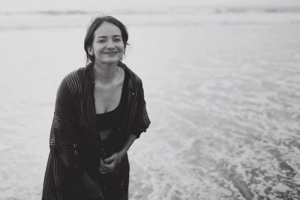 Momen Enzy Storia liburan di pantai (Instagram.com/enzystoria)