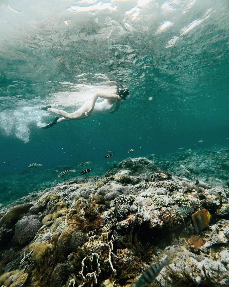 Momen Enzy Storia liburan di pantai (Instagram.com/enzystoria)