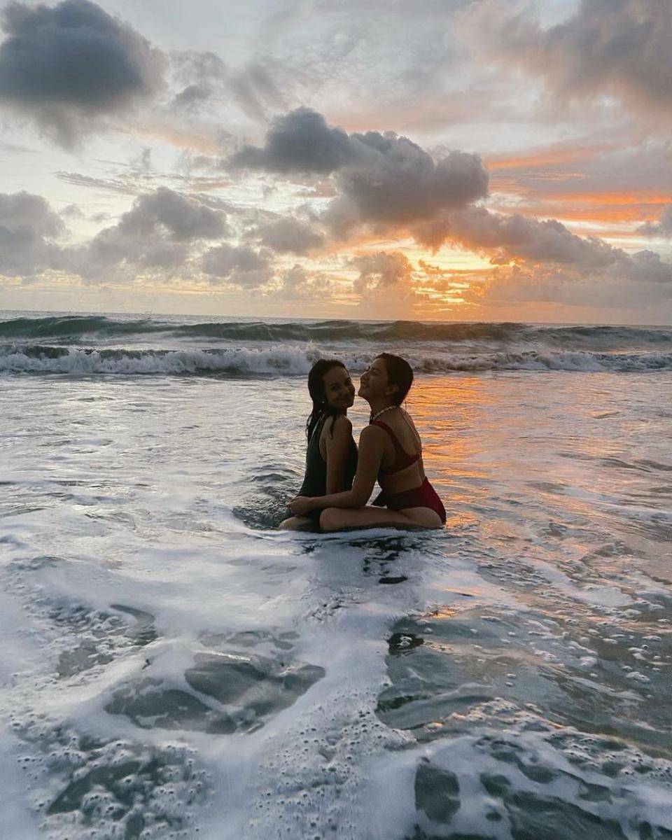 Momen Enzy Storia liburan di pantai (Instagram.com/enzystoria)