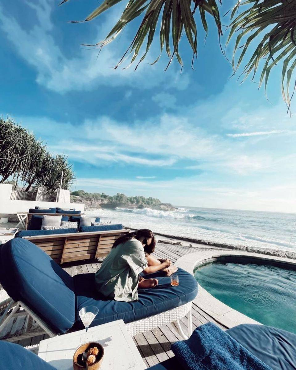 Momen Enzy Storia liburan di pantai (Instagram.com/enzystoria)
