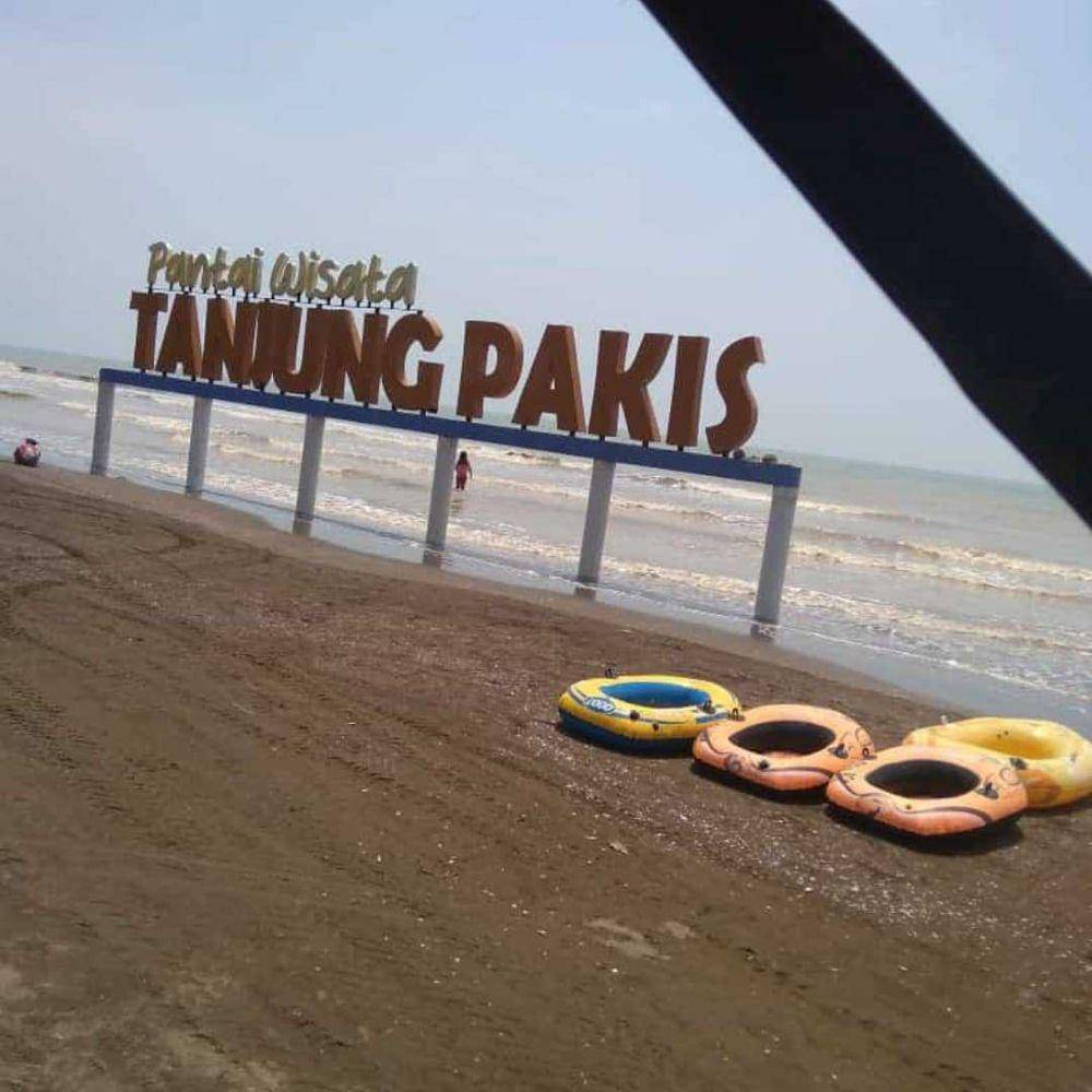 Pantai Tanjung Pakis (instagram.com/nopi.yanti.353)