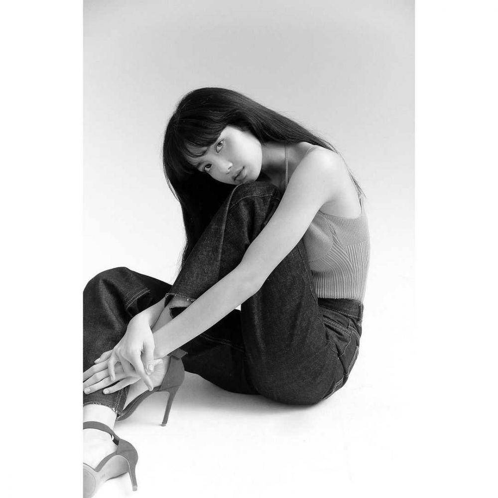 Pose duduk Lisa BLACKPINK (instagram.com/lalalalisa_m)