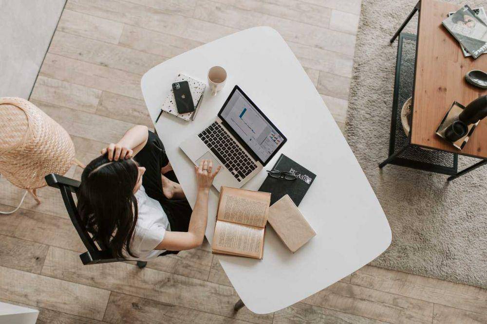 Wanita sedang duduk memakai laptop (pexels.com/Vlada Karpovich)