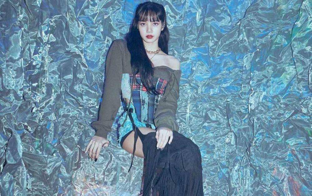 Potret Lisa BLACKPINK dengan Ragam Pose Duduk (instagram.com/lalalalisa_m)
