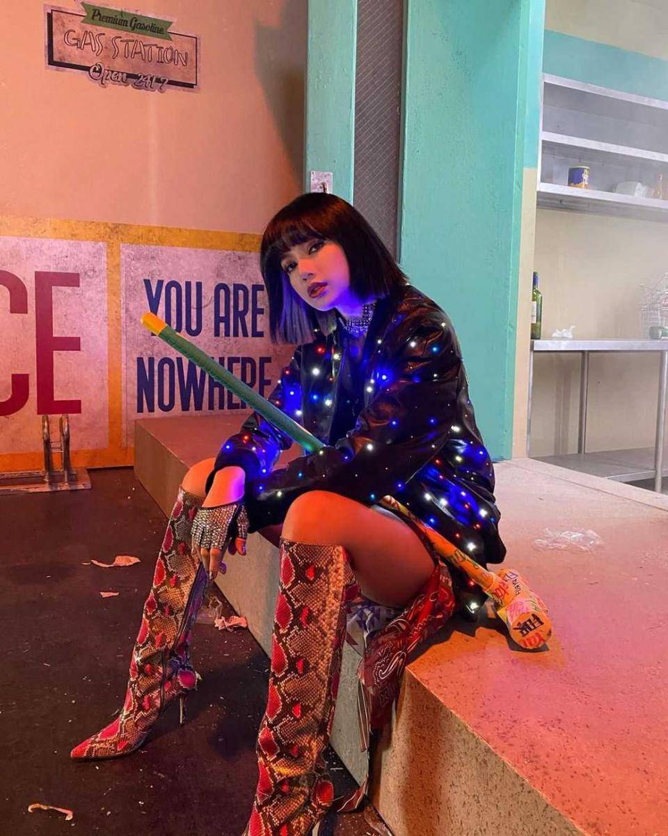Lisa Blackpink dengan pose duduk (instagram.com/lalalalisa_m)