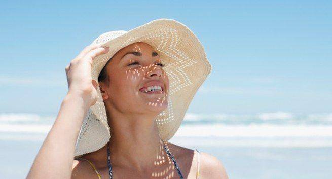 Seorang perempuan memakai topi di musim panas. (thehealthsite.com)