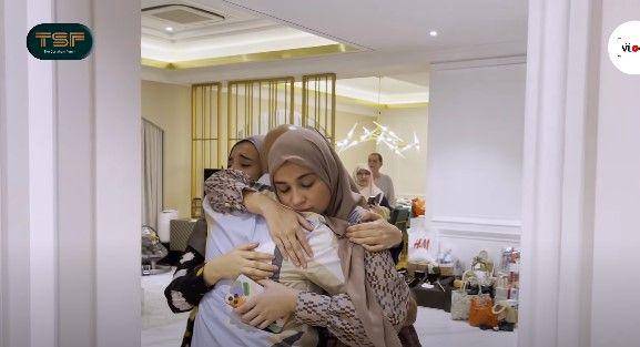 Mark Sungkar pertama kali bertemu dengan baby Ukkasya (dok. youtube.com/The Sungkar Family)