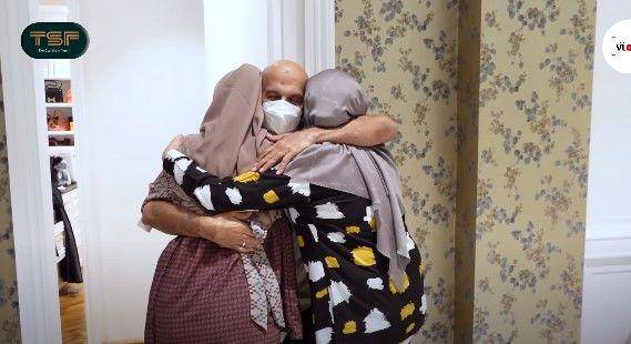 Mark Sungkar pertama kali bertemu dengan baby Ukkasya (dok. youtube.com/The Sungkar Family)