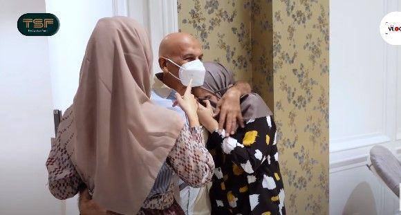 Mark Sungkar pertama kali bertemu dengan baby Ukkasya (dok. youtube.com/The Sungkar Family)
