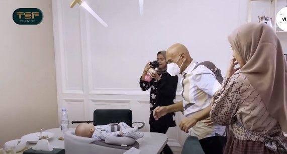 Mark Sungkar pertama kali bertemu dengan baby Ukkasya (dok. youtube.com/The Sungkar Family)
