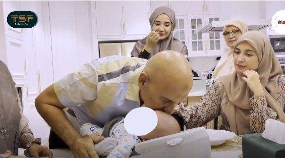 Mark Sungkar pertama kali bertemu dengan baby Ukkasya (dok. youtube.com/The Sungkar Family)