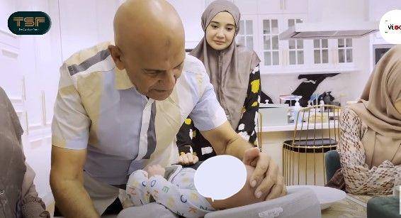 Mark Sungkar pertama kali bertemu dengan baby Ukkasya (dok. youtube.com/The Sungkar Family)