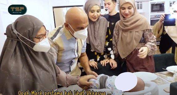 Mark Sungkar pertama kali bertemu dengan baby Ukkasya (dok. youtube.com/The Sungkar Family)