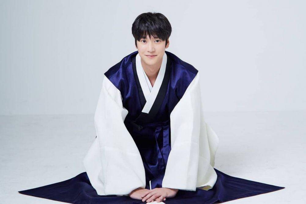 Na In Woo berpose dengan baju hanbok. (instagram.com/10042n00)
