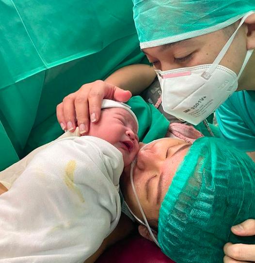 10 Momen Haru Persalinan Kartika Sary, KD Punya Keponakan Baru!