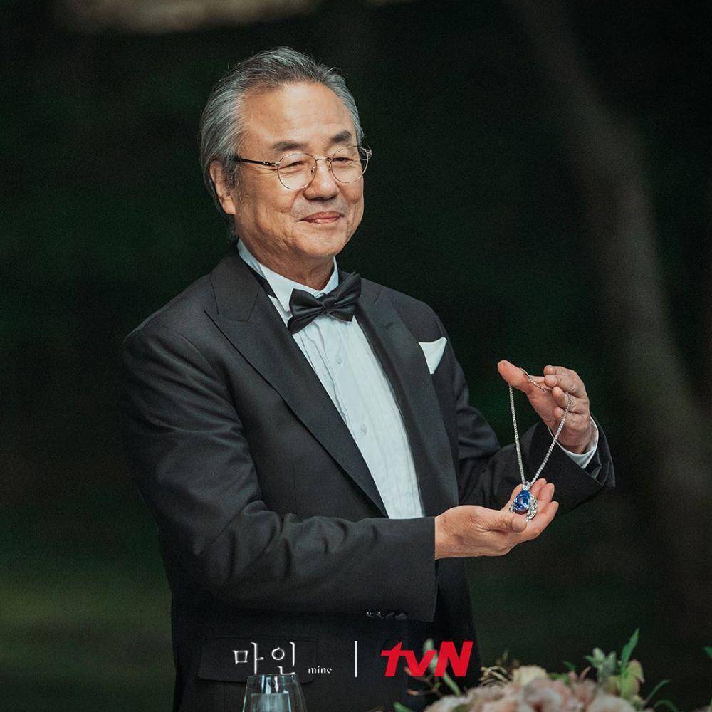 Jung Dong Hwan sebagai Presdir Han (instagram.com/tvndrama.official)
