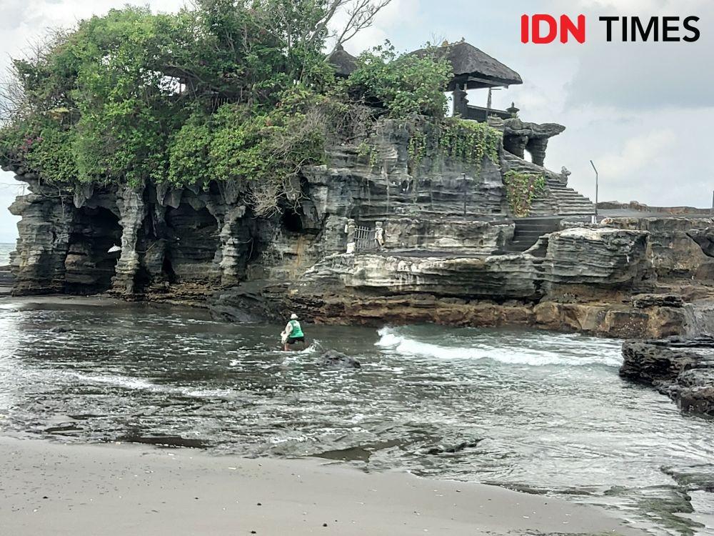 Rasa Aman di Tanah Lot yang Dikelilingi Tebing Curam