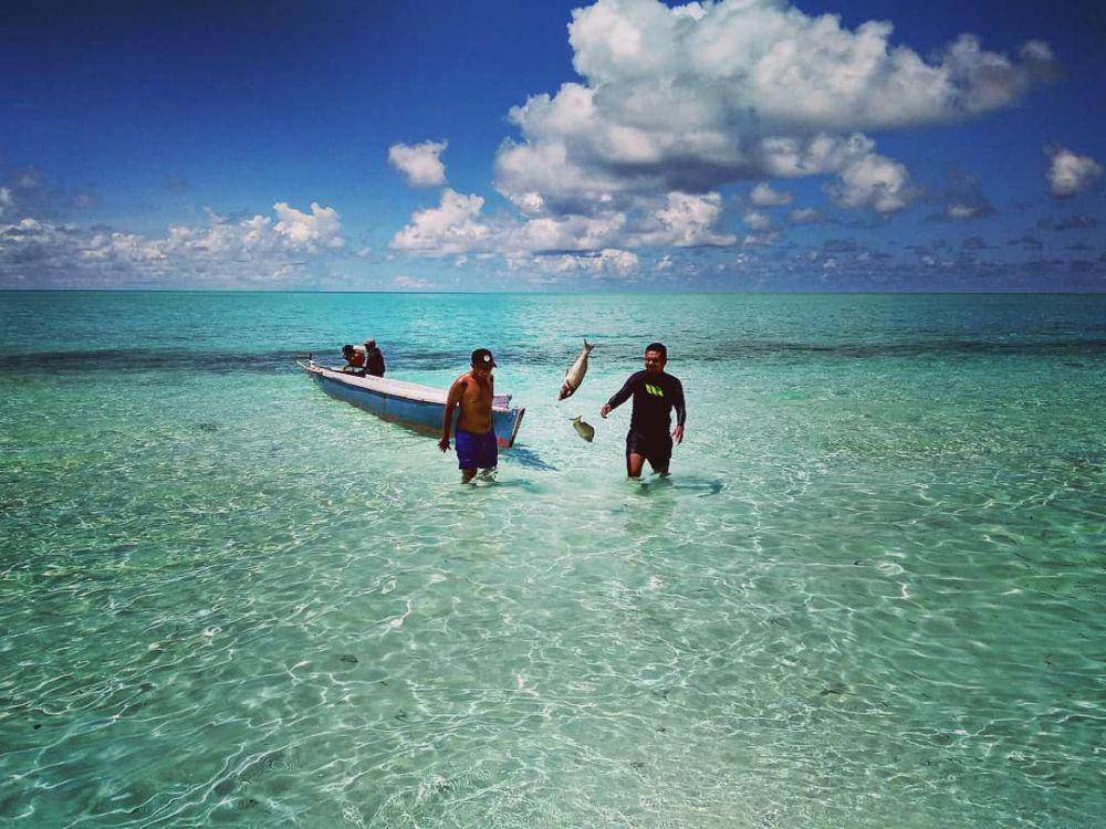 Memancing di perairan Pulau Nukaha (instagram.com/jonev_nih)