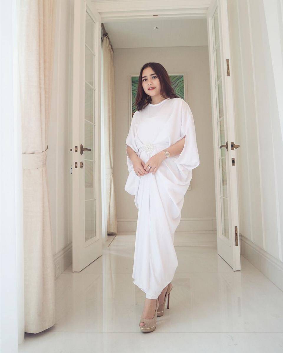 Prilly Latuconsina (instagram.com/prillylatuconsina96)