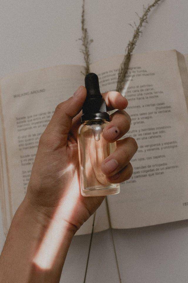Ilustrasi pria memegang serum (unsplash.com/Angelica Echeverry)