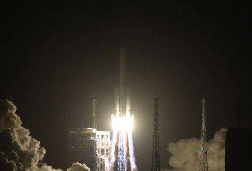 Roket Long March-5, yang membawa wahana antariksa Chang'e-5, meluncur dari Situs Peluncuran Wahana Antariksa Wenchang, di pesisir provinsi pulau Hainan, China selatan, Selasa (24/11/2020). ANTARA FOTO/Xinhua-Jin Liwang/hp.