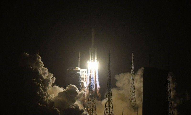 Roket Long March-5, yang membawa wahana antariksa Chang'e-5, meluncur dari Situs Peluncuran Wahana Antariksa Wenchang, di pesisir provinsi pulau Hainan, China selatan, Selasa (24/11/2020). ANTARA FOTO/Xinhua-Jin Liwang/hp.
