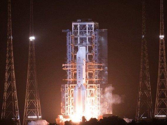 Roket Long March-5, yang membawa wahana antariksa Chang'e-5, meluncur dari Situs Peluncuran Wahana Antariksa Wenchang, di pesisir provinsi pulau Hainan, China selatan, Selasa (24/11/2020). ANTARA FOTO/Xinhua-Jin Liwang/hp.