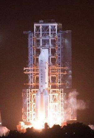 Roket Long March-5, yang membawa wahana antariksa Chang'e-5, meluncur dari Situs Peluncuran Wahana Antariksa Wenchang, di pesisir provinsi pulau Hainan, China selatan, Selasa (24/11/2020). ANTARA FOTO/Xinhua-Jin Liwang/hp.