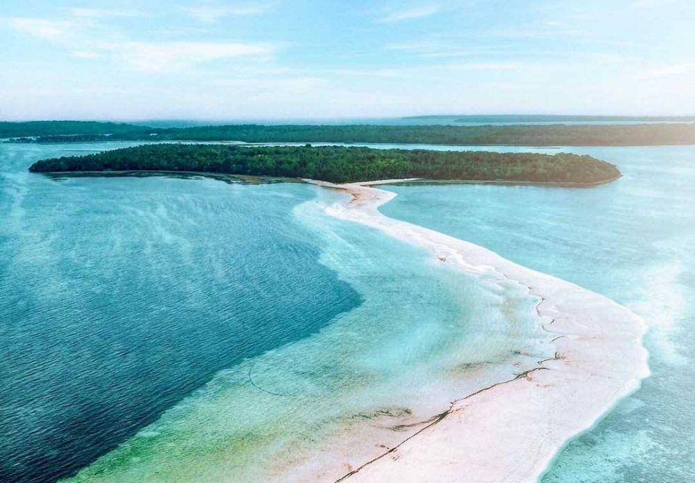 pasir Pantai Ngurtafur (instagram.com/rizasalahudin)