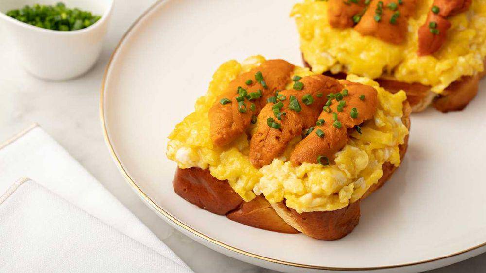 ilustrasi scrambled egg with sea urchin (eggs.ca)