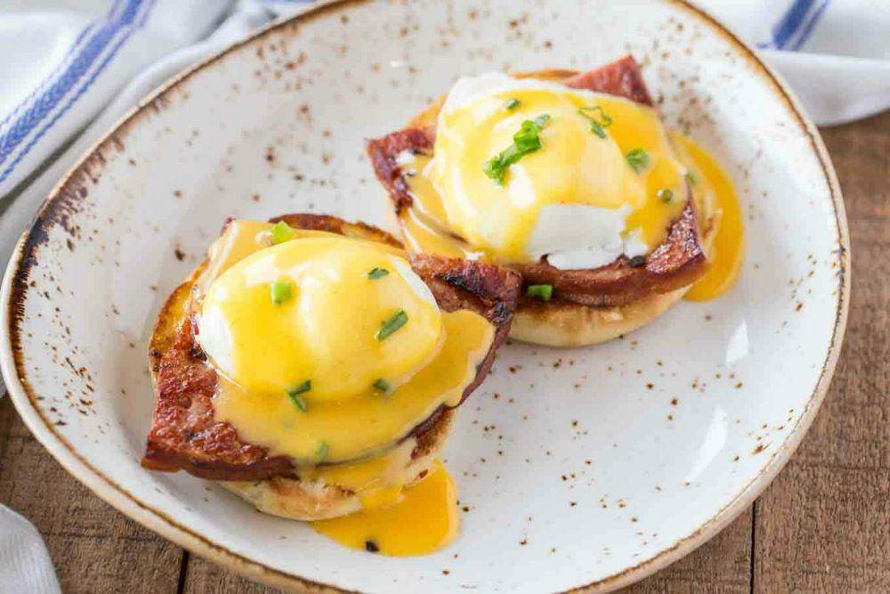 ilustrasi steak and egg benedict (receitaspratos.com)
