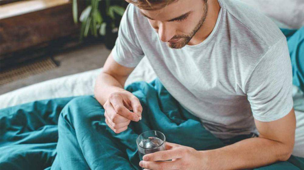ilustrasi minum obat (healthline.com)