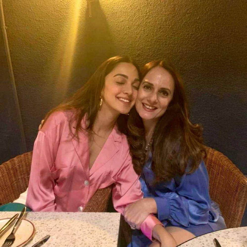 Kiara Advani dan mama (instagram.com/kiaraaliaadvani)