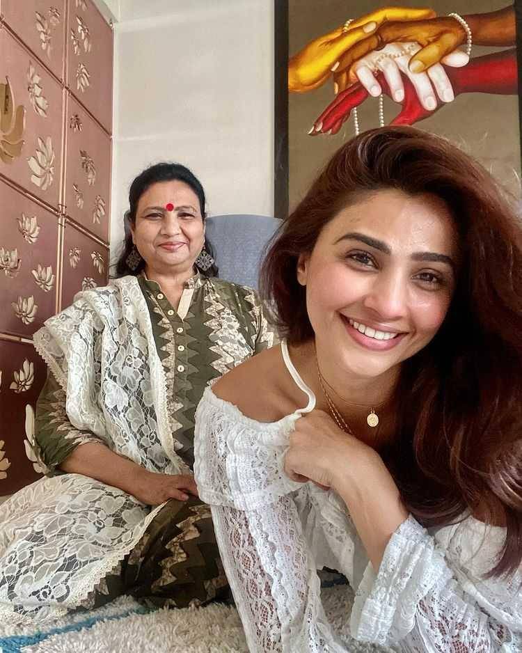 Daisy Shah dan mama (instagram.com/shahdaisy)