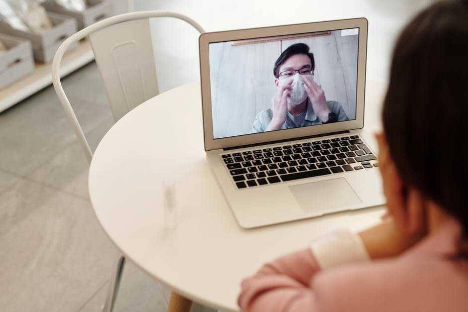 ilustrasi video call(pexel.com/@edward jenner)