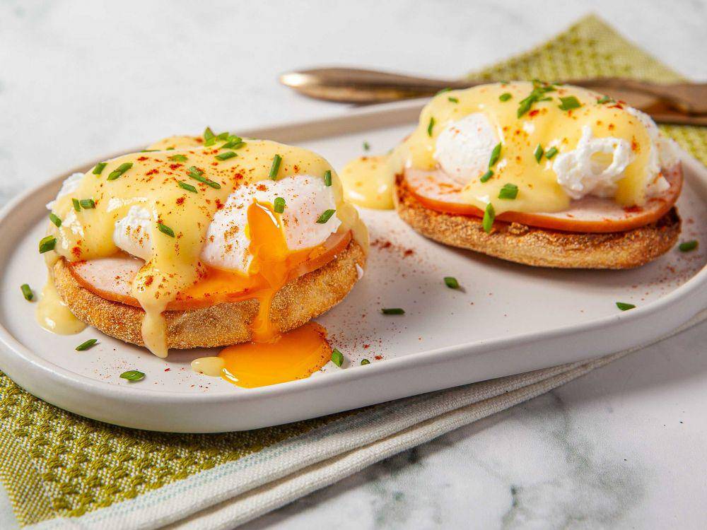 ilustrasi egg benedict (thespruceeats.com)