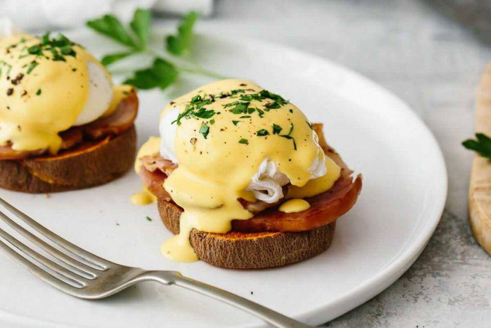ilustrasi egg benedict ubi manis (jisuking.com)