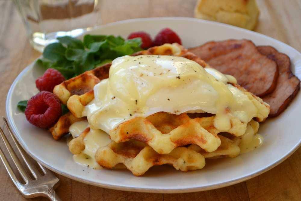 ilustrasi waffle egg benedict (dinnerwithjulie.com)