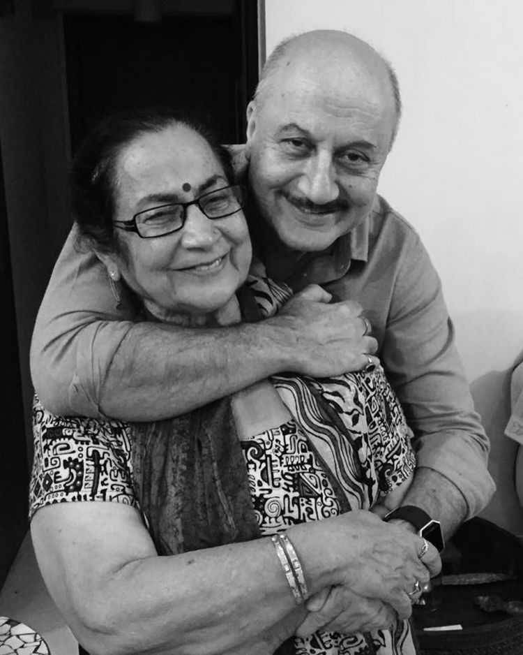 Anupam Kher dan mama (instagram.com/anupampkher)