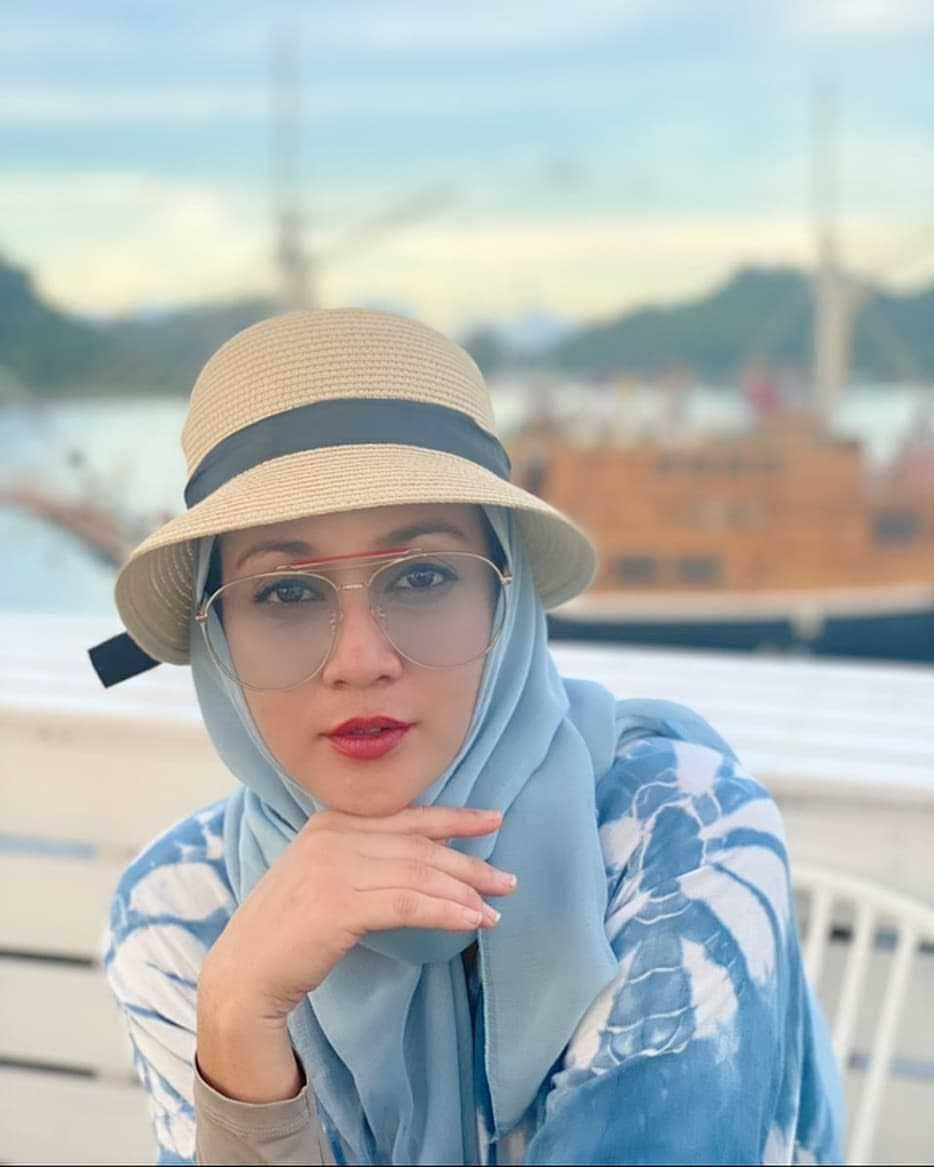 Dina Lorenza (instagram.com/dinalorenza1975)