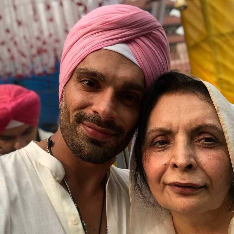 Karan Singh dan mama (instagram.com/iamksgofficial)