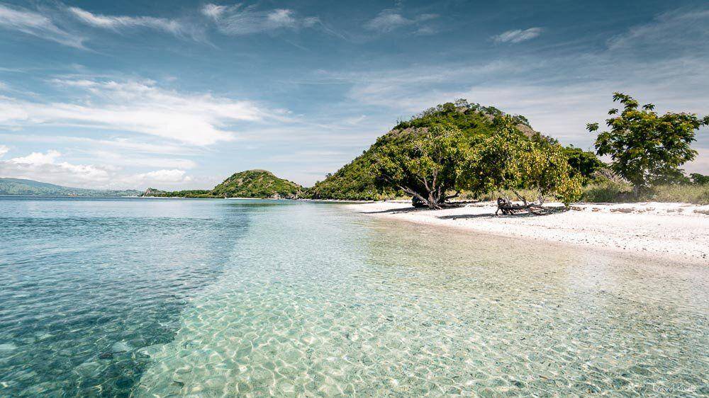pesona Pulau Tiga yang ada di Riung (travelpixelz.com)
