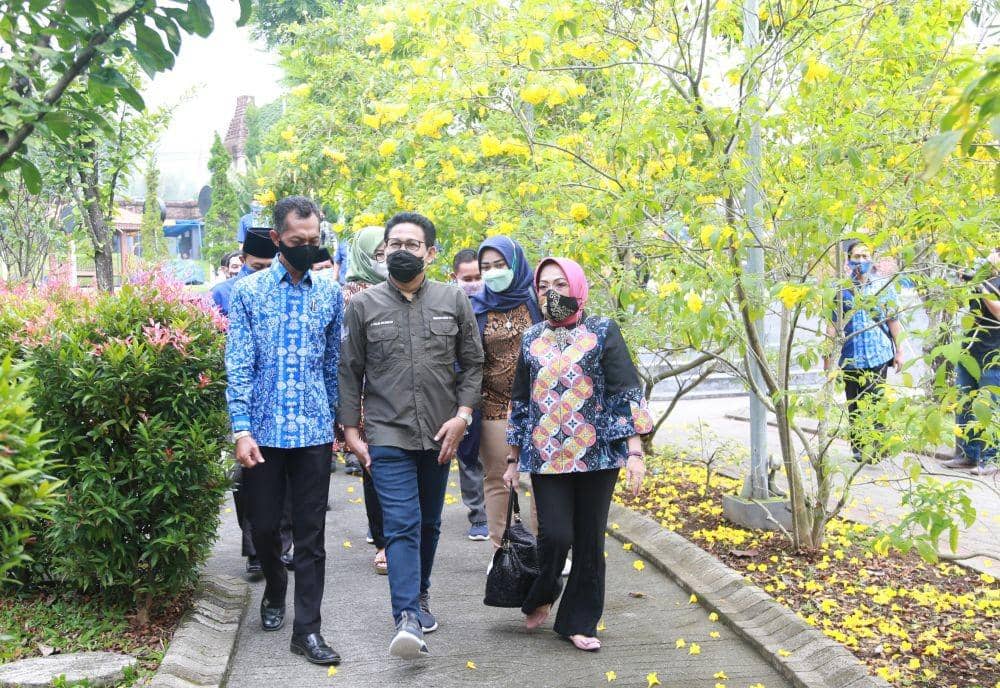 Menteri Desa, Pembangunan Daerah Tertinggal dan Transmigrasi (Mendes PDTT), Abdul Halim Iskandar melakukan kunjungan kerja ke Desa Ketapanrame, Kecamatan Trawas, Mojokerto, Sabtu (8/5).