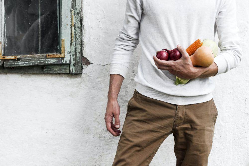 Ilustrasi pria membawa buah dan sayur (unsplash.com/NordWood Themes)
