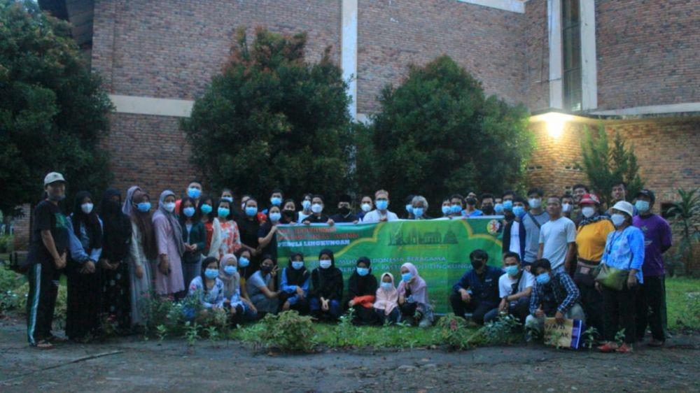 Indahnya Keberagaman, Jemaat Katolik Bersihkan Masjid Mubarak di Medan